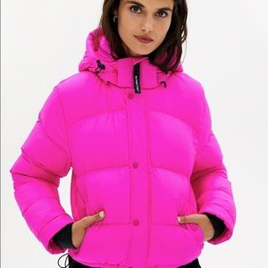 ARITZIA SUPER PUFF SHORTY HOT PINK